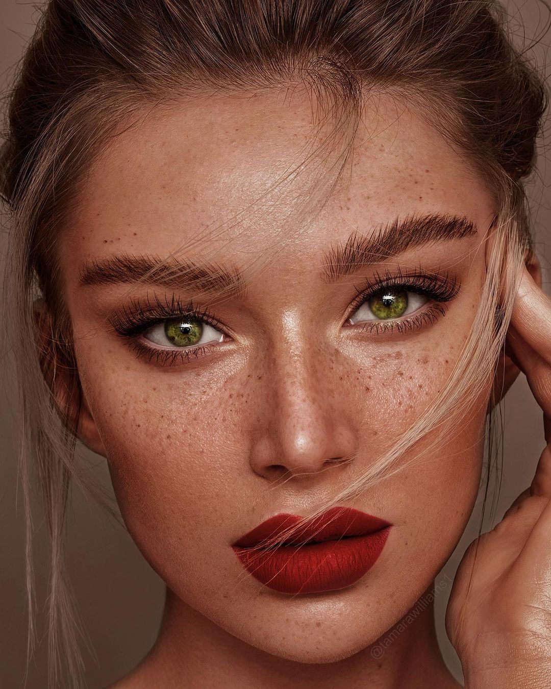17 Lightweight Makeup Looks to Let Your Freckles Shine ...